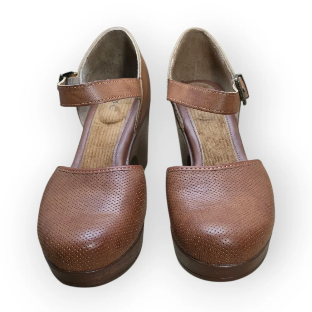 b.o.c. Gia clogs in brown leather, size 9. Mary Jane comfort shoes with block he